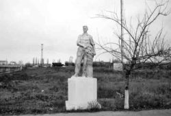 Снигиревка, скульптура тракториста у МТС чб
