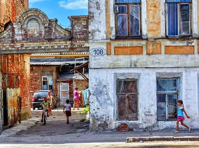 gorod-dvorik-ljudi-jpg Провинция погружается в «общественный аутизм»
