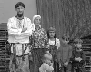 Семья в русских костюмах